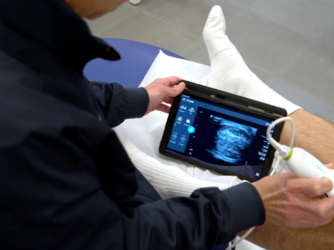 L'ecografo portatile da usare a bordo campo: via app si potranno valutare  le condizioni di un atleta