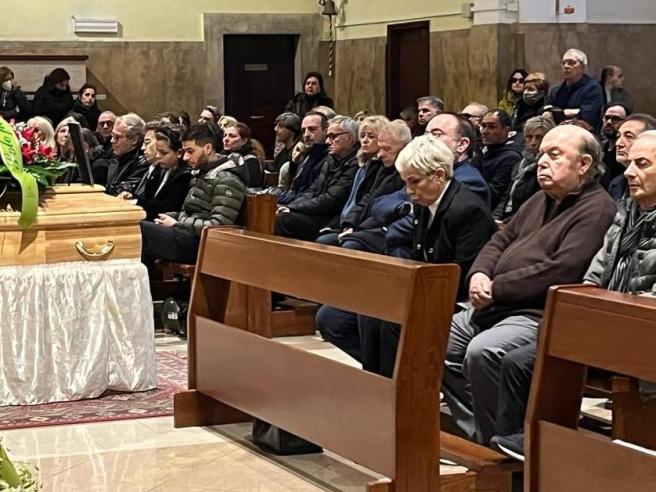 Funerali di Lucia Lagrasta, moglie di Lino Banfi. Letta una ...