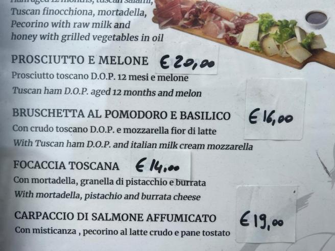 Un giorno a Forte dei Marmi, tenda e lettini a 600 euro. A Firenze prosciutto e melone a 20 euro