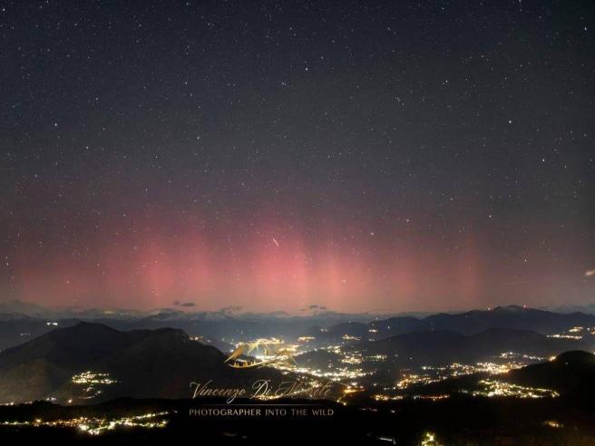 L'aurora boreale nei cieli di Varese: così le particelle solari illuminano  di rosso l'orizzonte