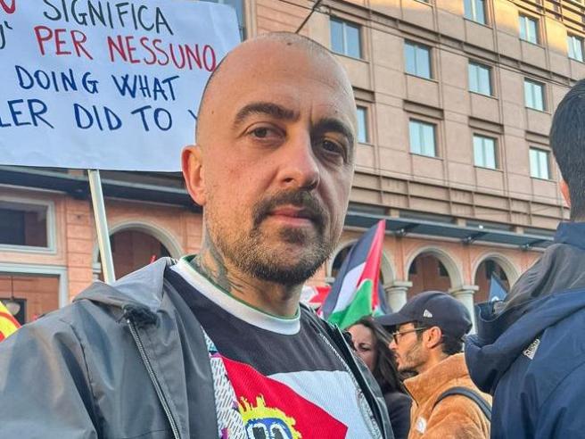 Roma, chef Rubio fermato dalla polizia: aveva 5 litri di sangue animale in  una tanica. «Andava al sit-in contro Israele». Lui nega | Corriere.it
