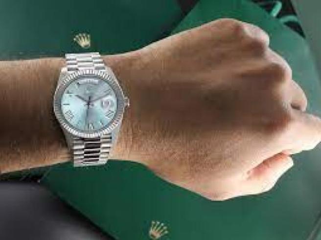 Bari Rolex rubati e riciclati nel grande affare faccendieri e consulenti. I viaggi all estero e le vacanze a Dubai Corriere
