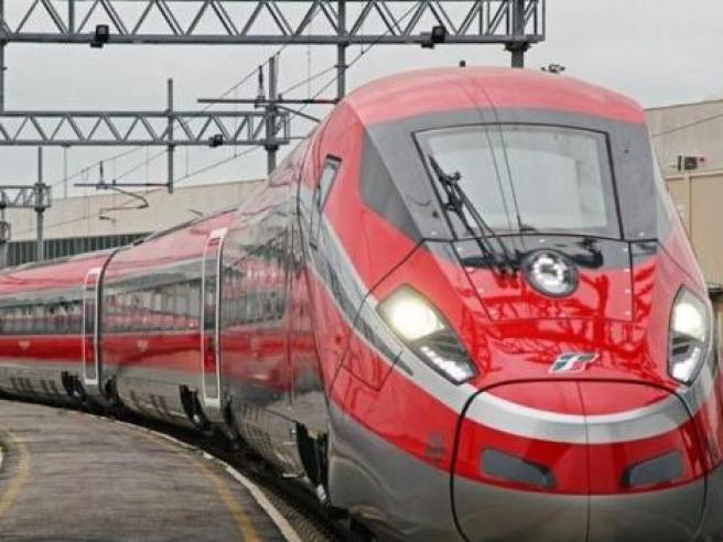 Frana lungo la ferrovia Caserta-Foggia, Trenitalia costretta a cancellare Frecciarossa e intercity: ecco quali