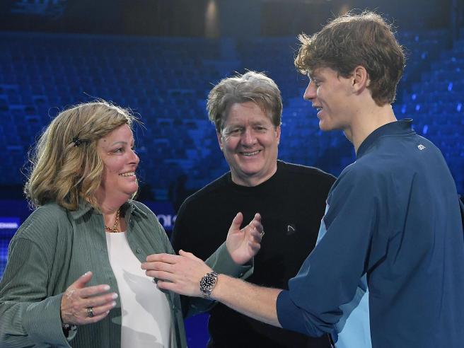 Sinner e le parole sui genitori dopo la vittoria delle Atp Finals: «Vengono  prima di ogni trofeo» | Corriere.it