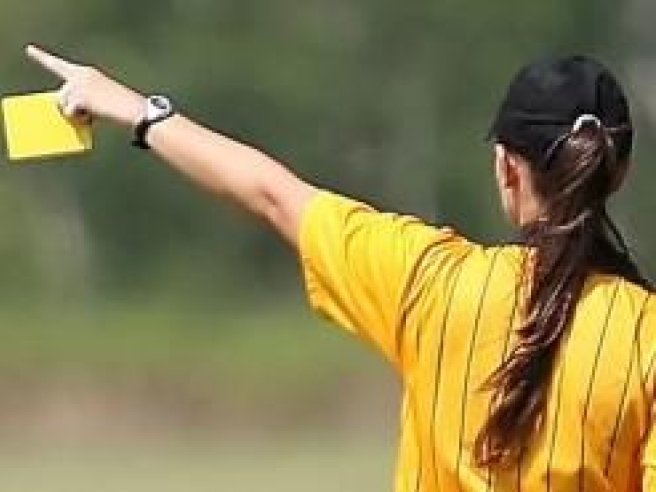 Manfredonia Calcio giovanile, episodio choc in una gara under 14: insulti sessisti e minacce alla giovane arbitra