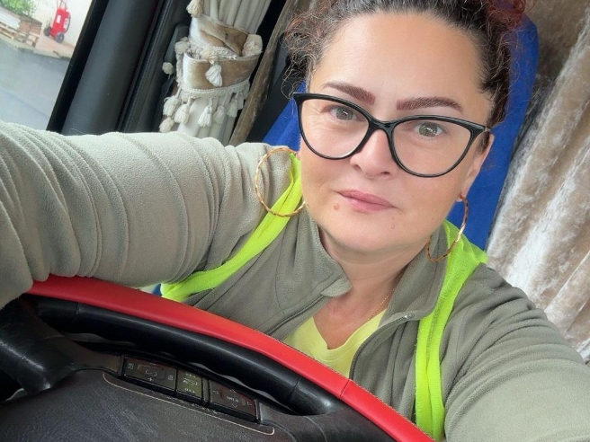 Claudia Gina Sasz, la camionista dell'anno: «Al volante nel ricordo di mio  marito. Ma dagli uomini molestie e poco rispetto» | Corriere.it