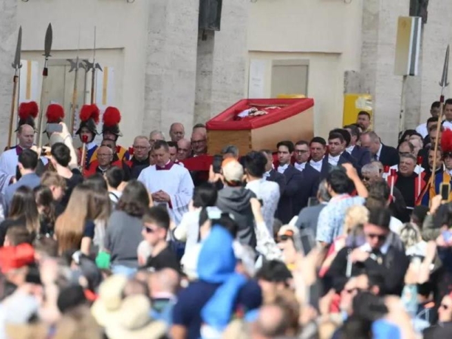 Funerali di Papa Francesco e Giubileo dei ragazzi, oltre 5 mila toscani in  viaggio: «Non diventeremo pensionati della vita» | Corriere.it