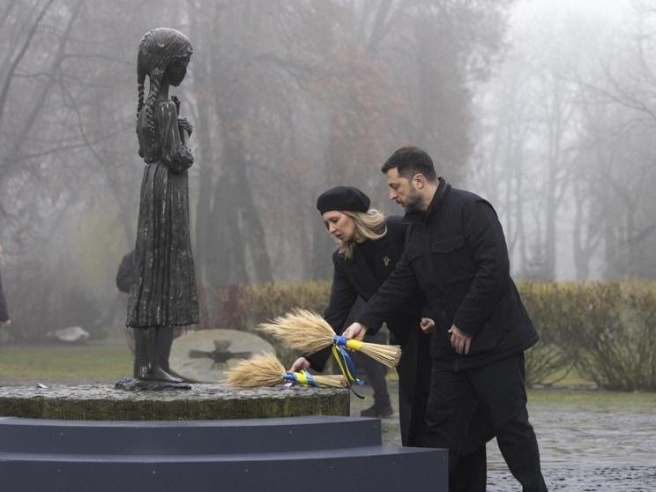 Olena Zelenska: «Ho visto un papà al cimitero che cullava la bara bianca del figlio, è stato insopportabile. L’Europa si sta abituando alla nostra tragedia: noi non possiamo»