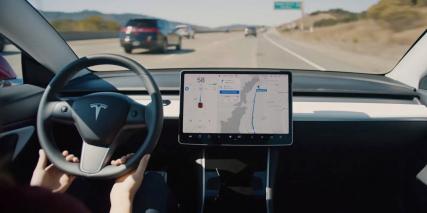 Tesla deve richiamare 158mila auto: problemi di sicurezza al computer di  bordo 