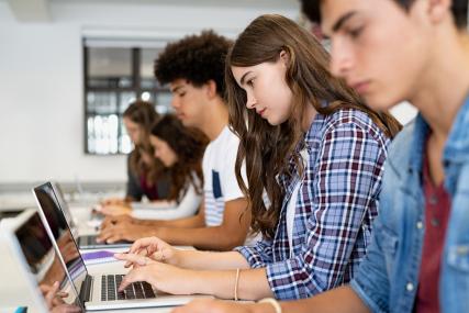 Né scientifico, né classico: nasce il liceo digitale che unisce materie  stem e umanistiche | Corriere.it