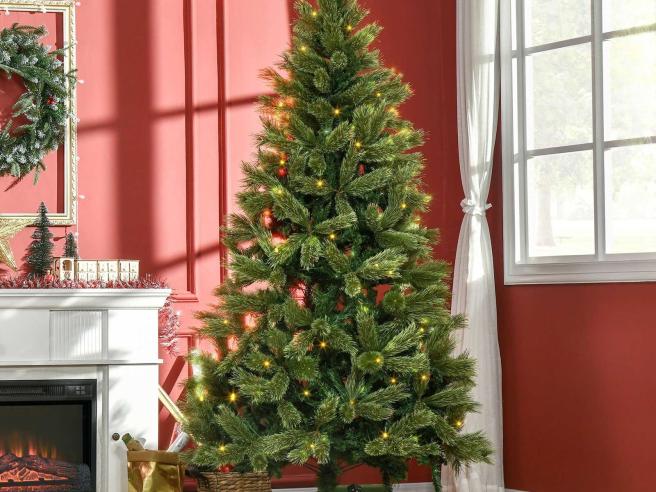 Le tendenze per l'albero di Natale 2022: colori, addobbi e luci