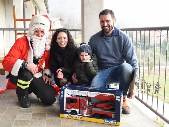 Como, Jonathan ha il suo camion dei pompieri. Il desiderio del bimbo in un  palloncino volato a Pordenone