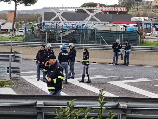 Arezzo scontri tra tifosi sulla A1 il piano dei romanisti per