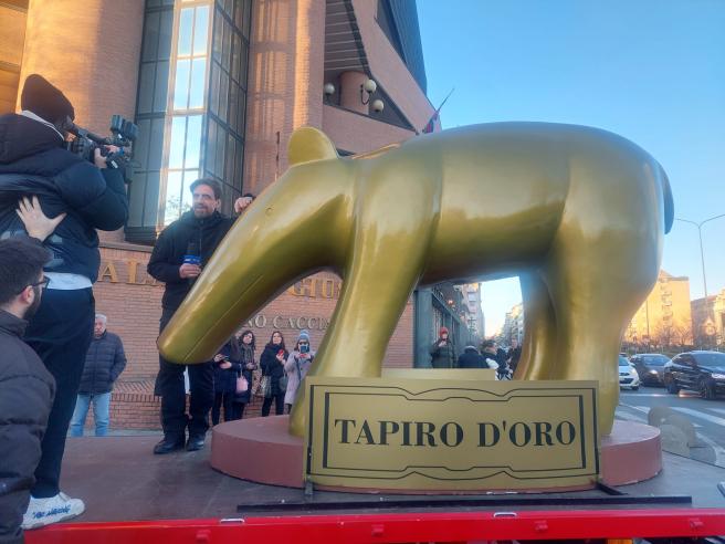 Juventus, un tapiro d'oro gigante al pm Ciro Santoriello