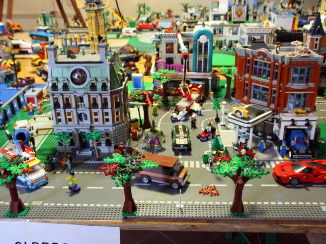 Modena, Lorenzo a 10 anni completa la grande città di Lego che non