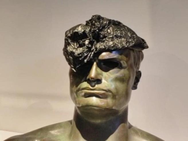 Busto di Mussolini coperto con un sacco di immondizia al Museo del  Risorgimento
