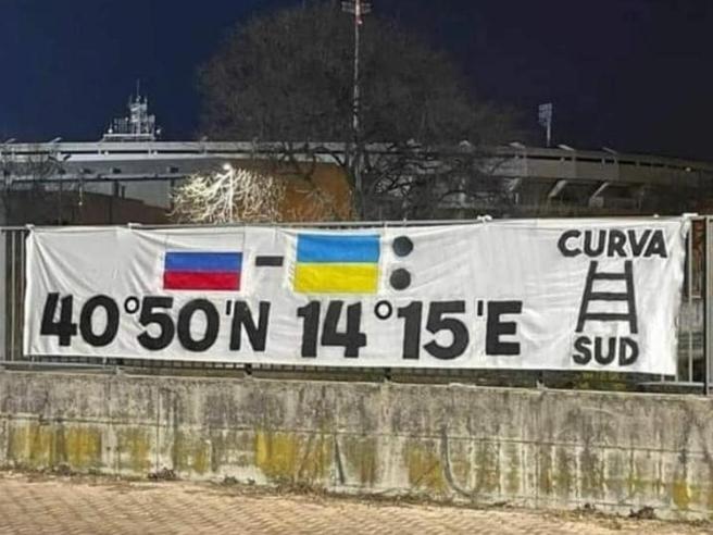 Striscione ultr Verona coordinate di Napoli per i missili di