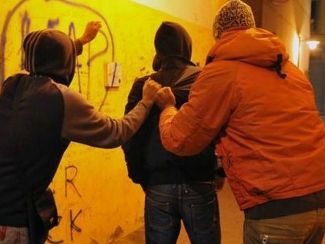 Napoli, baby gang picchia giovani in strada: 7 minorenni fermati con  tirapugni e manganelli