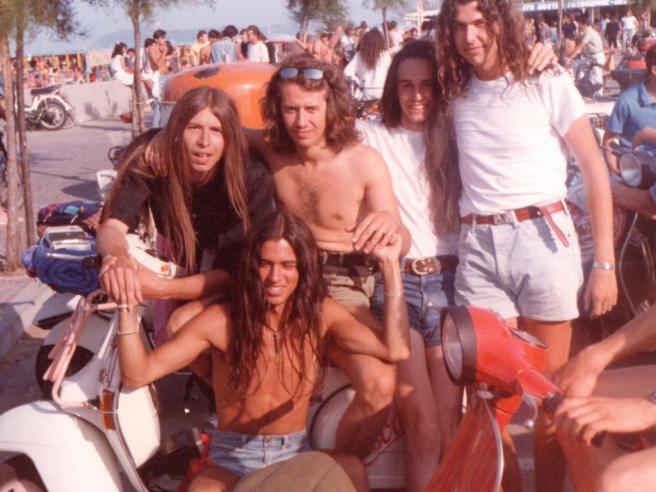 Gli anni Ottanta a Riccione e la tribù delle disco: i ragazzi del Columbus  si ritrovano sui social dopo 40 anni
