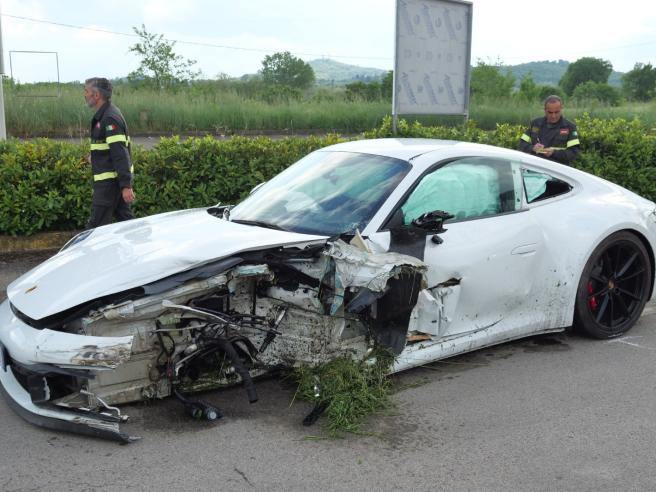 Arezzo terribile schianto in periferia un morto e quattro feriti