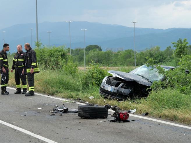 Arezzo scontro tra auto nella notte morta anche la moglie