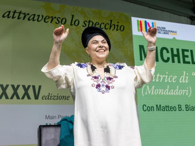 Michela Murgia al Salone del Libro: «Sono viva, non trattatemi come un  monumento»