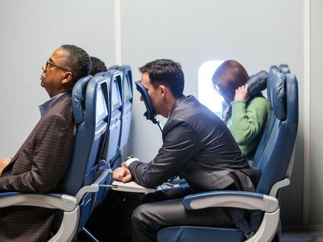 Il «poggiafronte» per dormire in aereo: idea geniale o assurda? Gli  inventori: «Dieci anni per progettarlo»