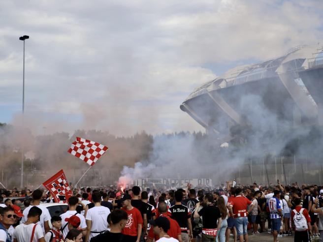 Petardi e fumogeni lanciati dalla curva dello stadio San Nicola, 15 Daspo a  Bari: ci sono anche due minorenni