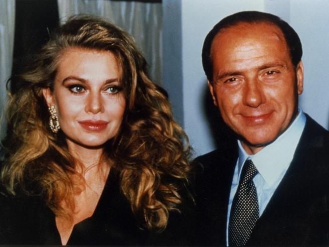 Veronica Lario: la tv, la love story con Berlusconi e lo sfogo contro il  «ciarpame» | Corriere.it