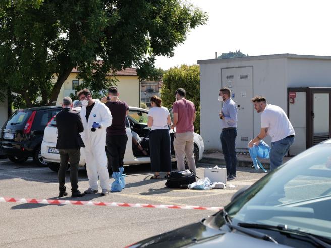 Auto ferma in un'area di servizio, dentro c'è un passeggero morto con la cintura  di sicurezza allacciata - Prima Vicenza