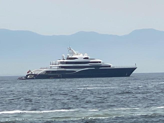 Bernard Arnault, al suo mega yacht vietato l'ingresso nel porto di Napoli.  E il miliardario se ne va