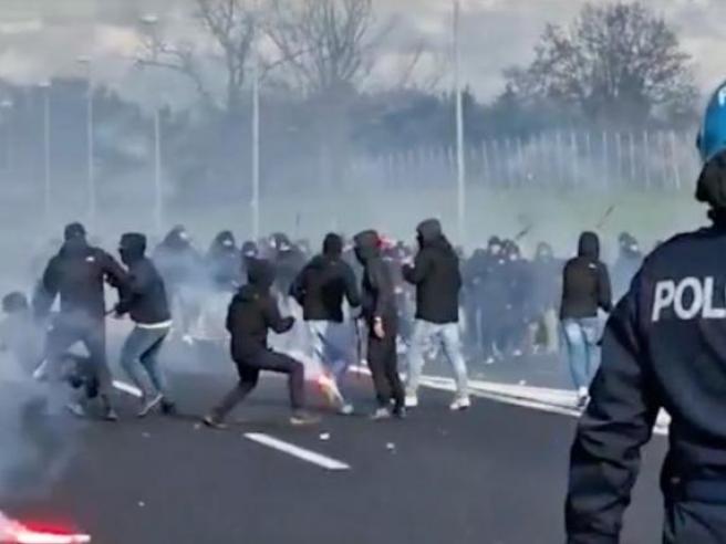 Arezzo mise a ferro e fuoco l autostrada in uno scontro tra