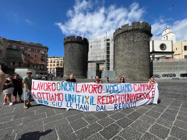Protesta a Napoli dopo lo stop al Reddito di cittadinanza: cori contro Meloni e corteo verso la sede di Fratelli d'Italia | Corriere.it