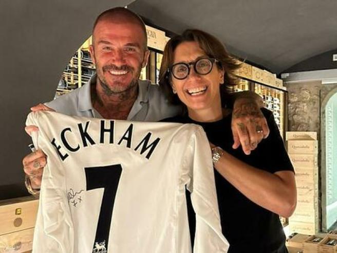 Una sciarpa David Beckham pende con orgoglio tra i cimeli dell'AC