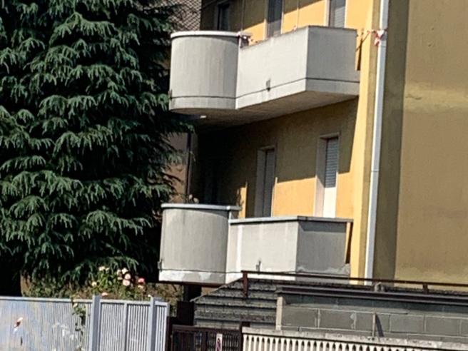 Bimba 5 anni precipitata da balcone, Acerra sotto shock: Un angelo dagli  occhi azzurri