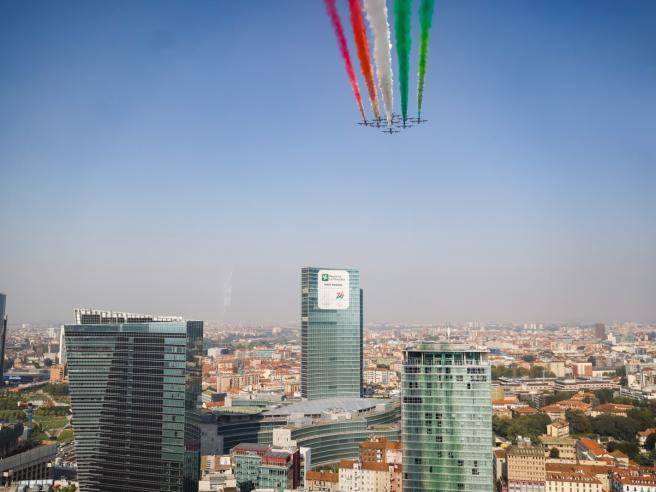 Frecce tricolori, lo show-omaggio su Milano per festeggiare i 100