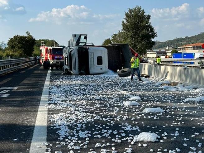 Incidente A1 tra Valdarno e Arezzo l autostrada invasa da