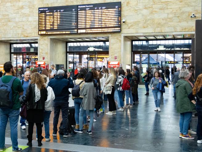 Firenze cammina sui binari della stazione di Santa Maria Novella