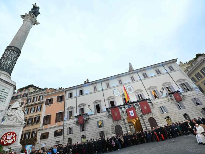 Il Papa all'Immacolata: «Maria, abbiamo bisogno di te come donna». La  preghiera di Francesco contro i femminicidi