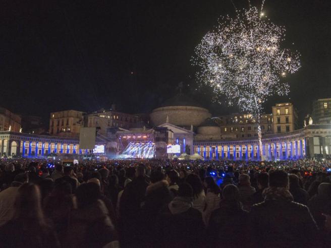 Napoli, tutti in piazza per il Capodanno: 20 mila persone al Plebiscito.  Oltre 600 uomini in strada, botti vietati