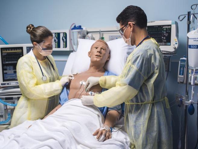 Il simulatore umanoide «HAL s5301» parla, suda, muove occhi e braccia come un malato in carne e ossa | Corriere.it