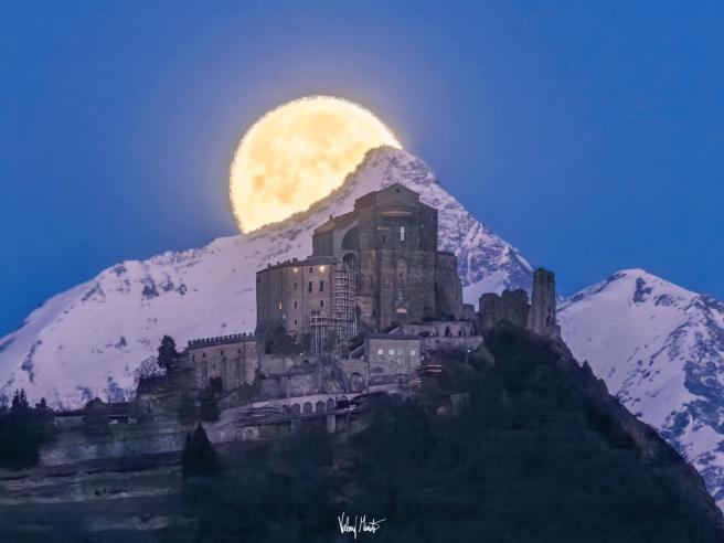 Torino la Sacra di San Michele il Rocciamelone e la luna piena