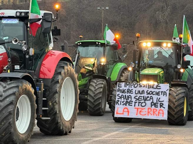 Protesta degli agricoltori, 100 trattori marciano su Salerno | Corriere.it