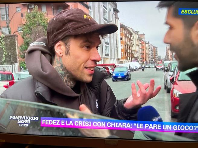 Fedez e la separazione a Pomeriggio Cinque. Intervistato «sotto casa di un  amico» replica: «Vi pare un gioco? I figli sono la mia priorità»