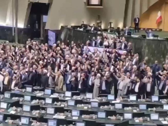 A Teheran esulta solo il Parlamento. Il popolo ha paura di una guerra: scorte di cibo e benzina