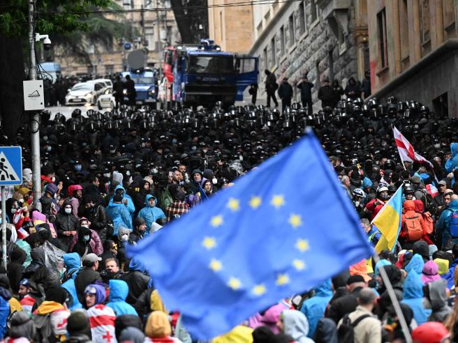 Georgia, le proteste anti-russe: cosa sta succedendo e perché ricordano l'Ucraina | Corriere.it