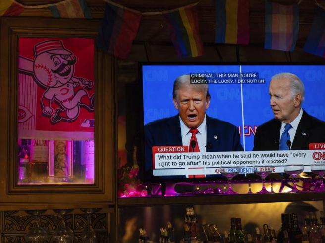 Confronto Biden - Trump, così un triste show di due anziani tiene in scacco il Paese dei giovani