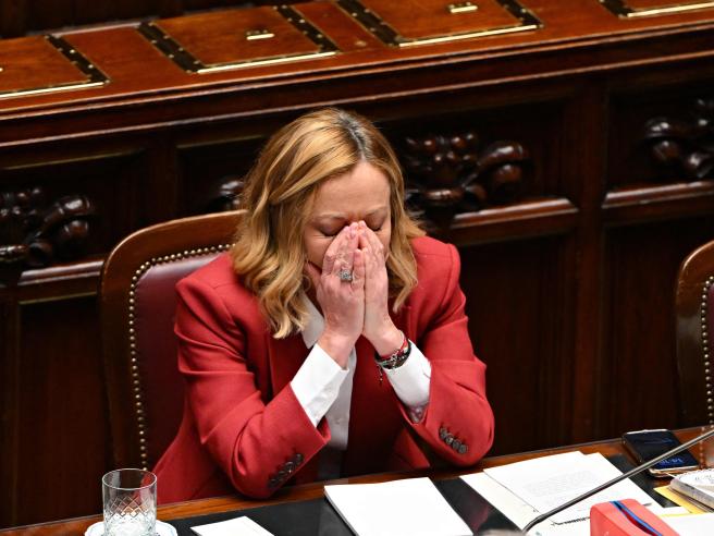 Đảng Liên minh rời khỏi Hạ viện trong khi Meloni phát biểu trước Hạ viện: "Tàu hỏa bị trễ..." | Corriere.it