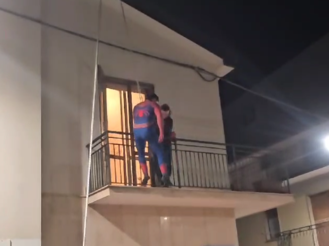 SPOSO SPIDERMAN SUL BALCONE, video