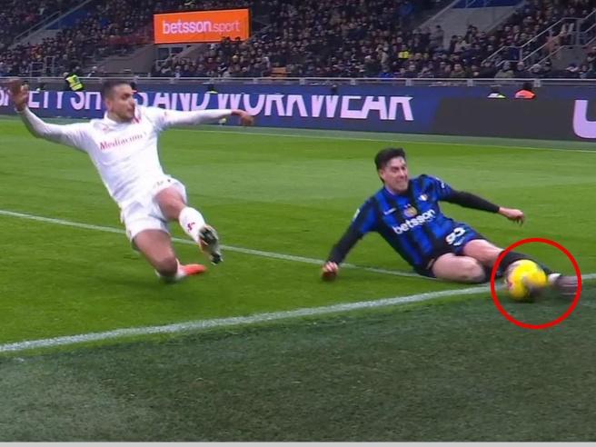 Pallone uscito prima dell'autorete di Pongracic in Inter-Fiorentina: proteste viola. Poi il rigore discutibile per fallo di mano di Darmian | Corriere.it